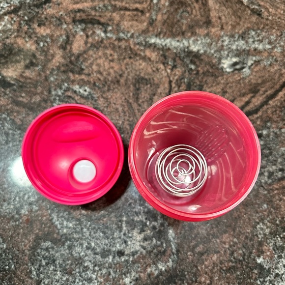 Blender Bottle Classic- 20oz capacity - Picture 5 of 6